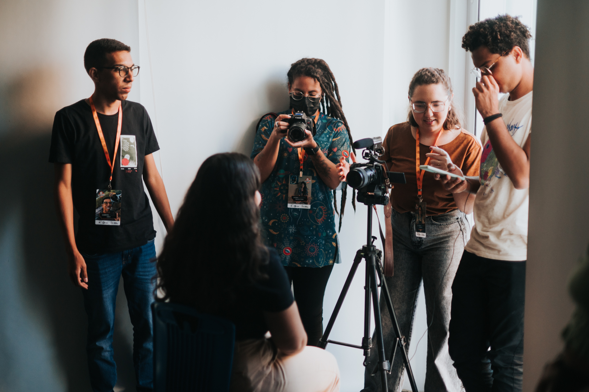 Um grupo de estudantes em uma oficina audiovisual