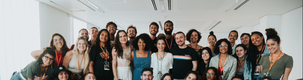 Um grupo com diversos estudantes posando para foto em uma sala de aula