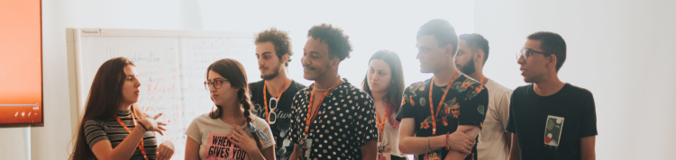 Fotos dos bastidores com um grupo de jovens em pé apresentando um vídeo