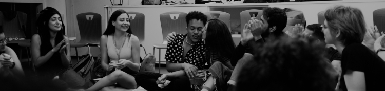 Fotos dos bastidores com um grande grupo de jovens sentados no chão