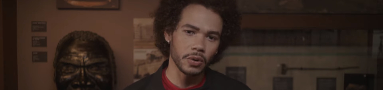 Leonne Gabriel no episódio Branquitude: identidade racial branca da primeira temporada da série Consciência Negra: Reconhecer e Reparar